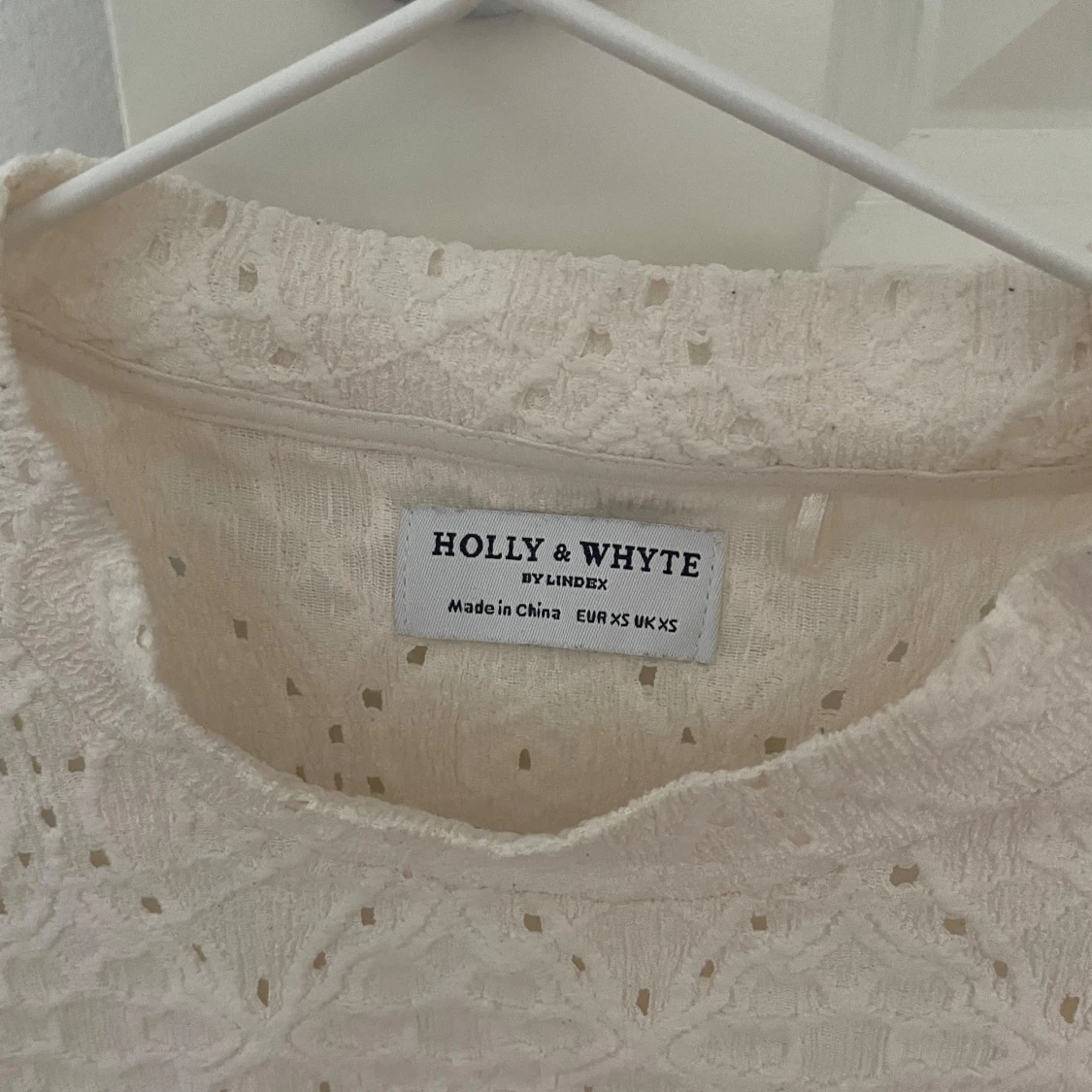 Beige spetsblus från Holly & Whyte - 1