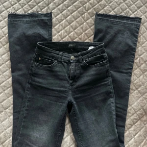 Bootcut jeans - Säljer dessa svarta jeans som är bootcut. De är mid waist och i nyskick men uppsprättade längst ned!