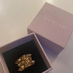 Edblad ring med nitar  - Strlk 16.00