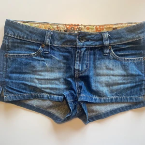 Only shorts - Ett par lågmidjade jeansshorts från Only, perfekta för sommaren! Storlek W 27 och inga tydliga tecken på användning💕Kontakta gärna innan ni köper!!