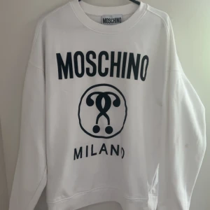 Moschino Sweatshirt  - Moshino tröja i storlek L Har 2 kaffe fläckar som man ser på bilderna men den är knappt använd 