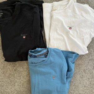 GANT T-shirts paketpris  - Tre klassiska GANT T-shirts i färgerna blå, vit, svart. Perfekta basplagg för garderoben. Alla är uppe separat på min profil men man kan köpa alla tillsammans för 190kr. Skriv vid frågor! 🤗💗
