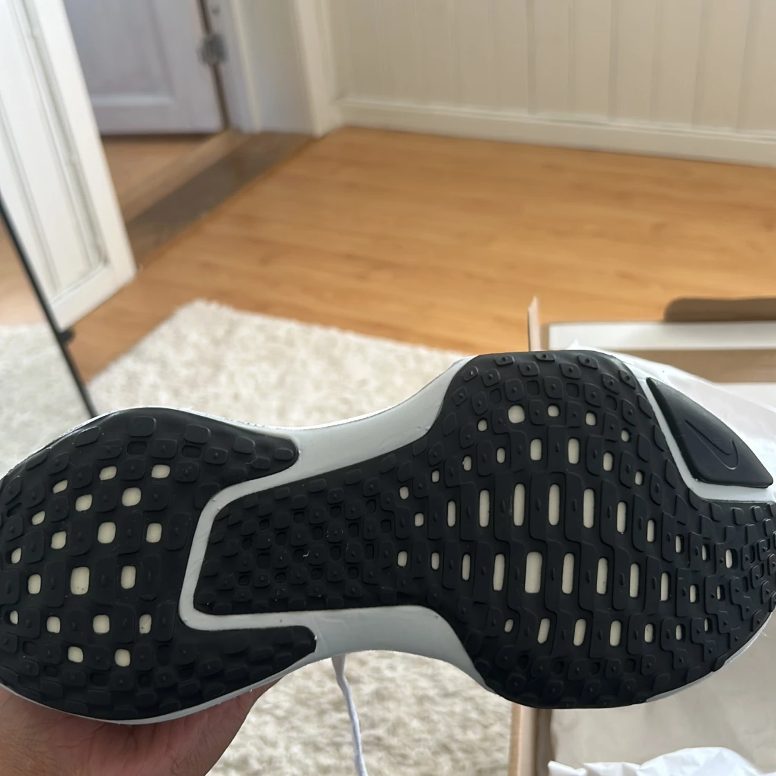 Nike Invincible Run 3 i vitt och lila - 1