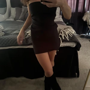 Svart fest topp🖤 - Säljer min svarta topp i kostym material som passar perfekt till en kjol!🖤Har liknande toppar därför jag väljer att sälja den☺️