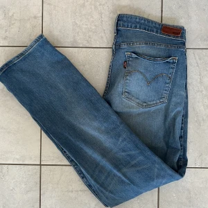 Levis blå jeans W31 L32 - Klassiska blå jeans från Levis med raka ben och normal passform. Perfekta för en avslappnad stil och passar till det mesta. Skicket är toppen och storlek W31 L32