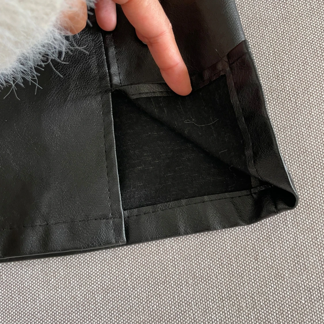 Svart kjol med snörning i skinnimitation - 3