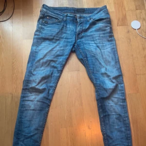 Blå jeans från Tiger of Sweden - Säljer ett par klassiska blå jeans från Tiger of Sweden. Jeansen är slim fit och passar längden 175. Storlek 30/30