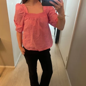 Rosa blus med puffärmar - Säljer en söt rosa blus med puffiga korta ärmar och smockad fyrkantig ringning. Blusen har en lös passform och är perfekt för vår och sommar. Det är bara att skriva till mig om det dygnet upp något frågetecken 💗💗