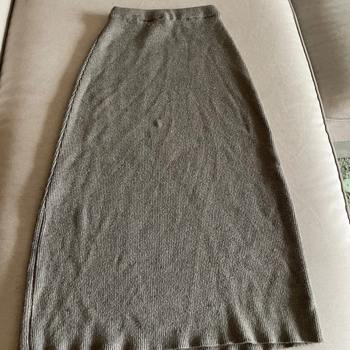 Grå ribbstickad långkjol - 4