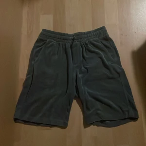  MörkBlå/Mörkgrön shorts - Riktig skön MörkBlå/mörkgrön shorts perfekt till sommaren.