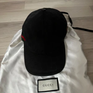 GUCCI KEPS ORGINAL - Hej, säljer min Gucci keps då den inte kommer mer till användning. Nyskick original såklart nypris 5650 kr. Påse medföljer. Storlek L