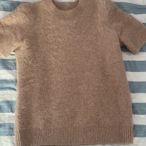 Beige stickad kortärmad tröja - Mjuk och bekväm stickad T-shirt❣️