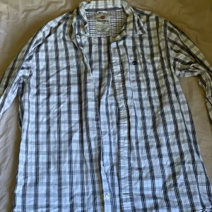 Rutig skjorta från Timberland - Använd några gånger. Skick är bra.
