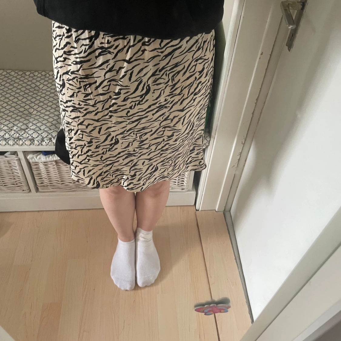 Beige och svart mönstrad kjol