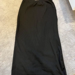 Svart ribbad långkjol - säljer en jätte fin långkjol  i storlek 11-12, säljer pågrund av att den inte passar mig. har knappt använt den