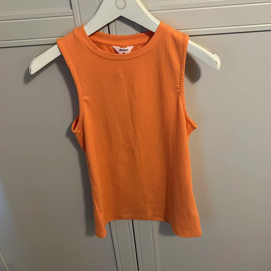 Orange ribbad linnetopp från Object