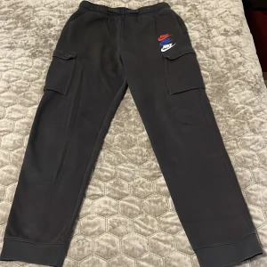 Nike mjukis byxor  - Säljer dessa snygga och bekväma Nike mjukis byxor. 