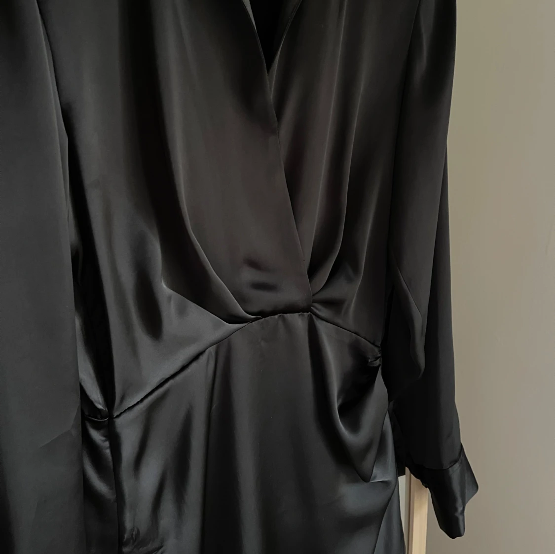 Svart omlottklänning i satin från Zara - 1