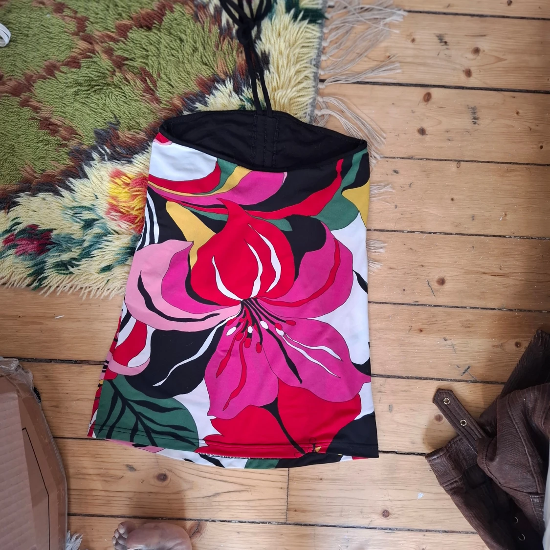 Färgglad axelbandslös klänning med blommigt mönster - 3