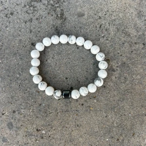 All cap One armband  - All Cap One armband som är perfekt nu till hösten! Kom med prisförslag!