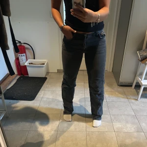 Mörkgrå jeans - Säljer ett par mörkgrå jeans från Gina tricot😍