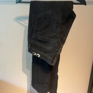 Svarta Dondup George  - Ett par stiliga Dondup George i färgen svart. Perfekt nu till hösten när det börjar bli lite kallare. Skick 9,5/10. Om det är något du undrar över så är det bara att skriva till mig.