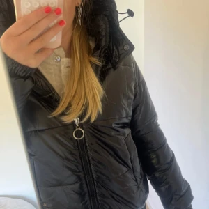 Svart glansig jacka ❣️ - Den är använd inte så många gånger så den är i väldigt bra sick💕💕