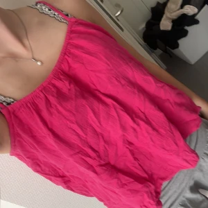 Rosa linnetopp från H&M XS billig - Säljer en luftig och somrig rosa linnetopp från H&M i storlek XS. Toppen har tunna axelband med spetsdetalj och en avslappnad passform.