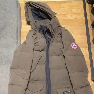 Canada Goose jacka  - En gammal pjäs även här , köpt för 6 år sedan ca och dragkedjan behövs återgärdas hos en skräddare , annars i bra skick. Det medföljer en rävpäls till den som tas på med en annan dragkedja men får inte publicera den pga djurensrätt. Dm för mer info.