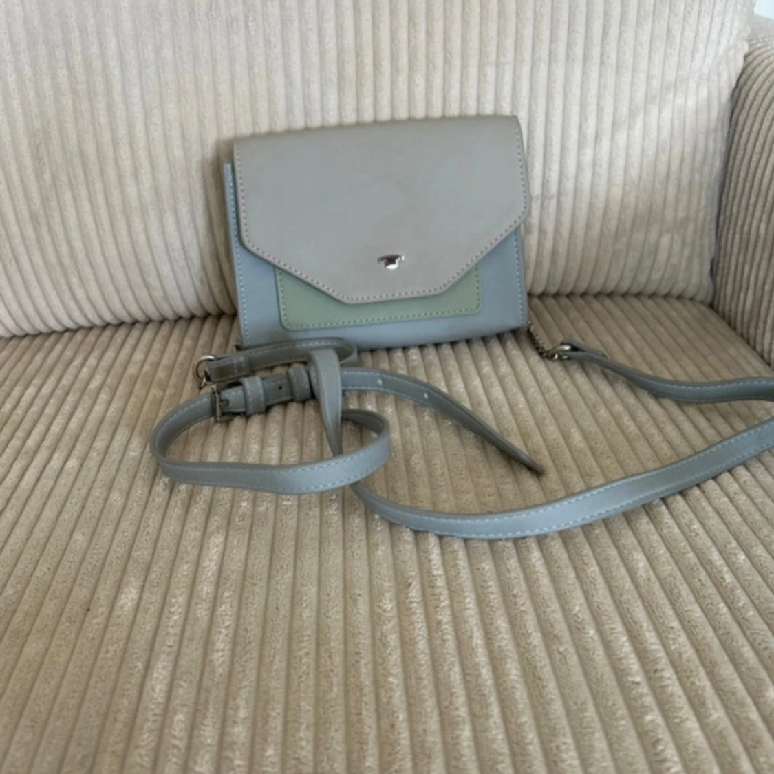 Ljusblå axelväska med silverdetaljer