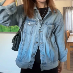 Oversized ljusblå jeansjacka - Säljer en oversized ljusblå jeansjacka. Från missguided som inte finns kvar att köpa!😊