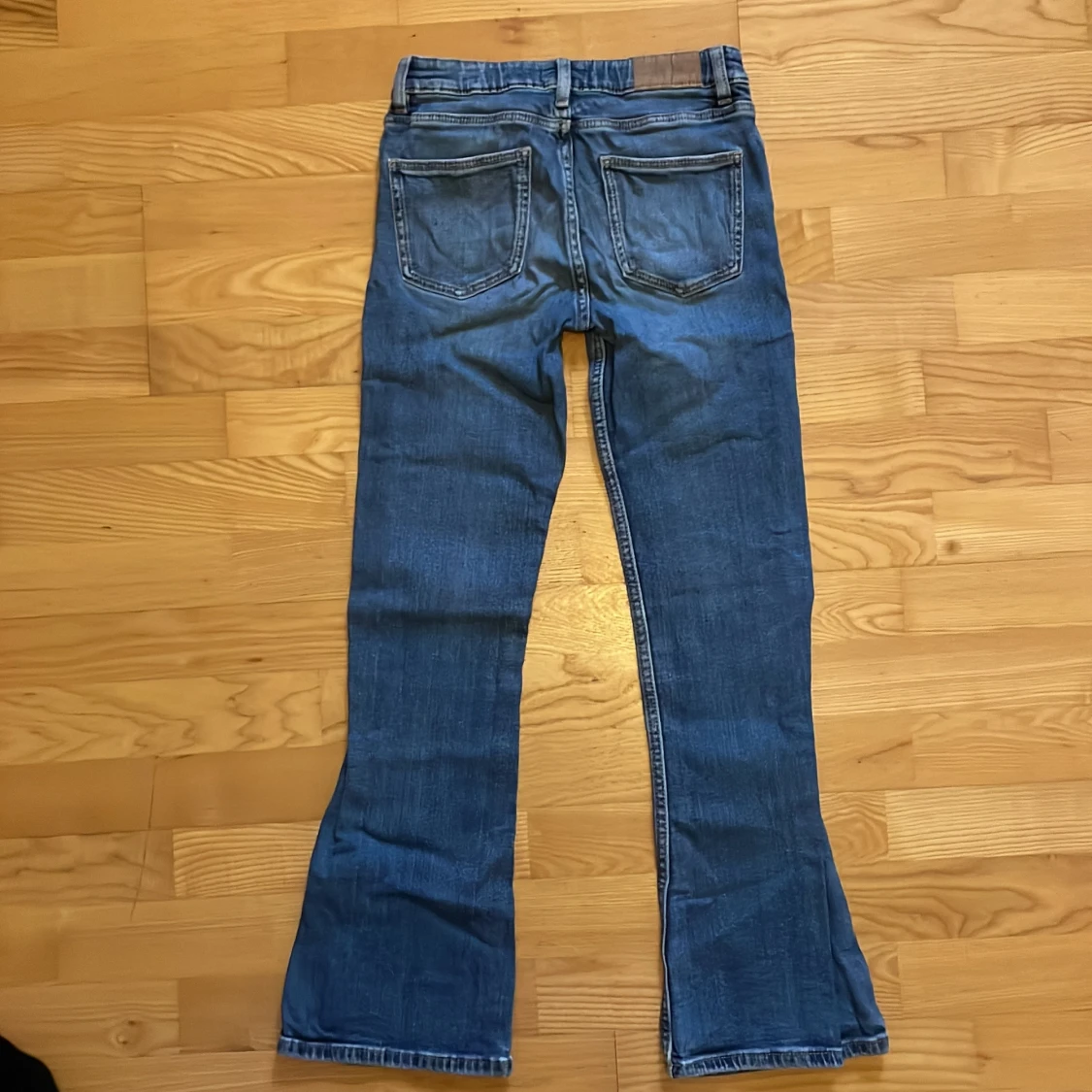 Blå bootcut jeans från Gina Tricot - 2