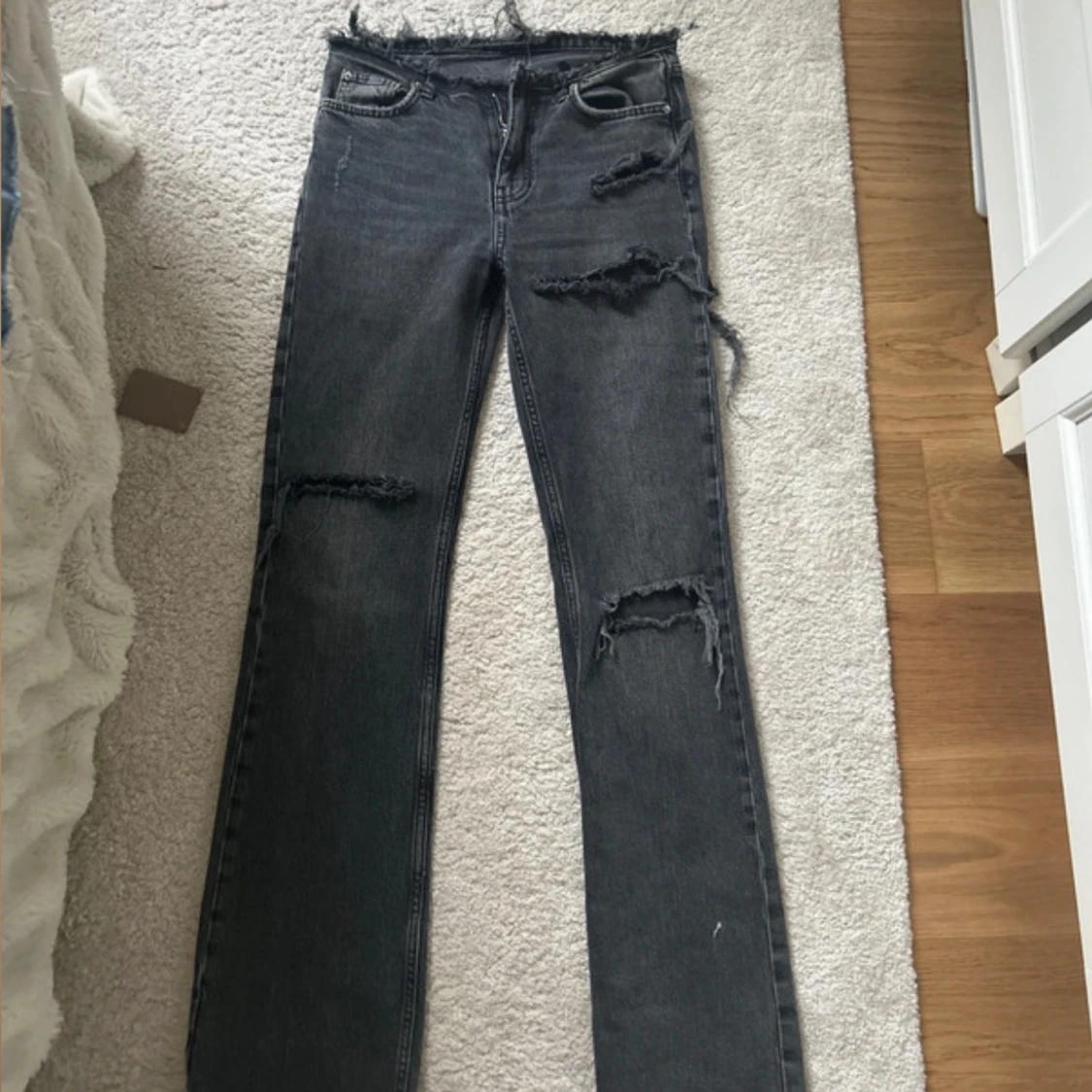 Grå slitna bootcut jeans - 2