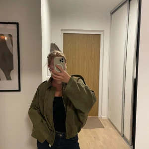 Olivgrön mockajacka med dragkedja - Säljer den super populär jackan från Zara! Aldrig använd 