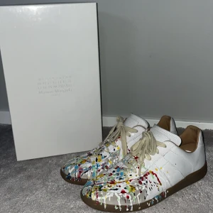 INTRESSEKOLL Maison Margiela skor - Intressekoll på mina Maison Margiela Paint Splatter, självklart äkta kvitto finns! Vill höra vad folk skulle kunna tänka sig att ge för de, DM vid intresse eller budförslag.