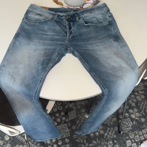 Dondup jeans - Tjena allihopa! Säljer dessa sjukt feta jeans från Dondup. Storleken är 31 och har en slim look i modellen george. Riktigt bekväma jeans som passar till allt! Jeansen är knappt använda. Hör gärna av dig om du är intresserad och priset är ej hugget i sten! 