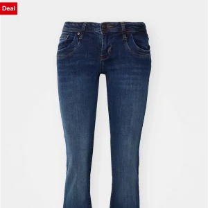 Mörkblå bootcut jeans - Snygga mörkblå jeans med bootcut passform och klassisk femficksdesign. Jeansen har en lätt tvättad look och sitter skönt på höften. Perfekta för dig som gillar en tidlös stil med lite utsvängda ben. Skriv för fler bilder!💕
