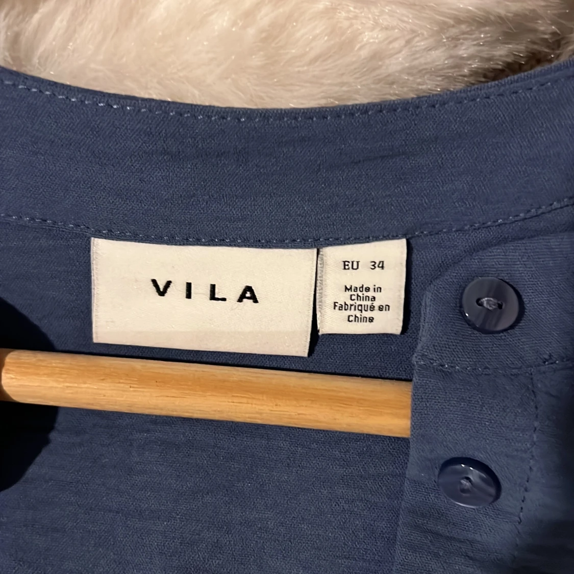 Blå blus med utskärning på armarna  - 3