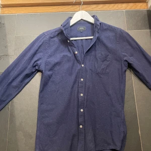 Boomerang skjorta xs - Snygg mörkblå skjorta från Boomerang i bomull. Klassisk button-down krage, vita knappar och bröstficka. Säljer för att den är för liten för mig. Skjortan är i nyskick.  