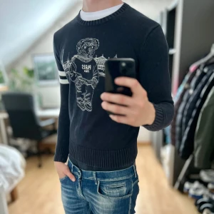 Stickad Ralph Lauren tröja - Mycket fint skick, inga defekter. Storlek S passar dig som är mellan 175-185. Nypris ca 3000kr. Modellen är 185 cm, 79 kg. Skriv för mer information!🤝
