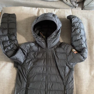 Parajumper dunjacka  - Säljer en dunjacka från Parajumpers i storlek M knappt använd, perfekt nu inför hösten och vintern, hör av er vid fler frågor 