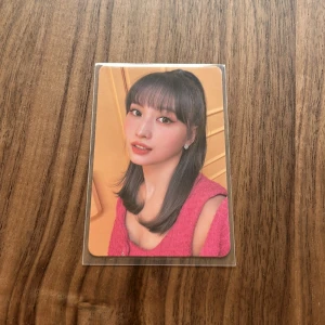 Momo photocard - Ett Momo photocard från Between 1&2 era. Jag samlar inte på kpop kort längre så säljer massor! Gå in på min profil för att se fler:) 