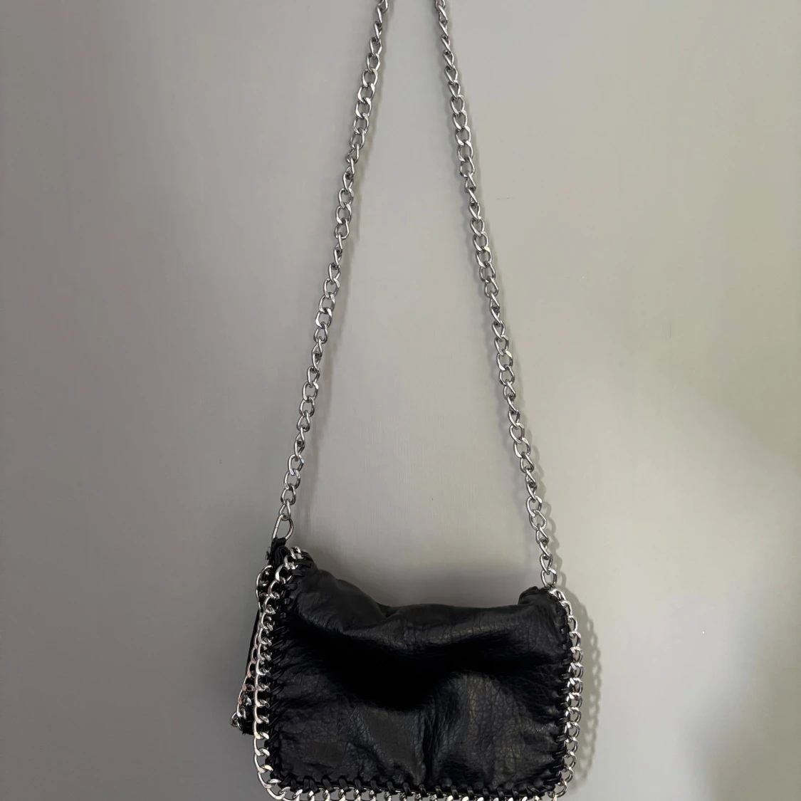 Svart axelväska med kedjedetaljer från Tiamo