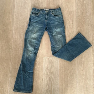 Blå bootcut jeans från Zara, stl 36 - Snygga blå jeans från Zara i klassisk bootcut-modell. Jeansen har normal passform, jag är 1,70 m. Materialet är med lätt stretch. Byxorna är använda men i bra skick 