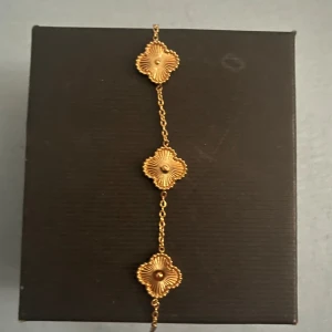 Van Cleef Bracelet - Van cleef bracelet (Fully new not used) This one has only 3 flowers modell