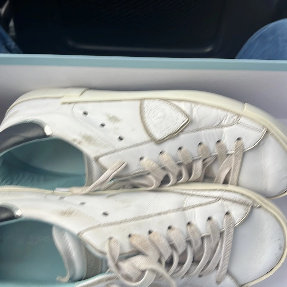 Vita sneakers i skinn med silverdetalj - 3