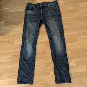 G-star Raw Attac Jeans - Feta jeans med en snygg tvätt i passform straight och storlek 30/32.