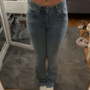 Ljusblå jeans från 157 i XS - Säljer ett par ljusblå jeans från 157 i storlek XS med full längd. Jeansen har klassisk femficksdesign, raka ben och normal passform. Snygg tvättad look och sköna att bära till vardags. Perfekt för dig som gillar stilrena och enkla jeans. 🤌🏽🤌🏽