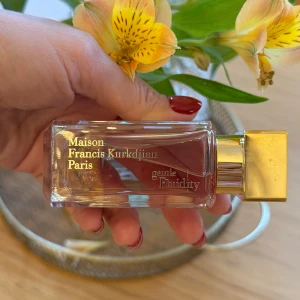 Maison Francis Kurkdjian Gentle Fluidity - Exklusiv parfym från Maison Francis Kurkdjian Paris, Gentle Fluidity. Flaskan är rektangulär i transparent glas med elegant guldlock och guldtext. Perfekt för dig som gillar lyxiga och stilrena dofter med modern känsla.