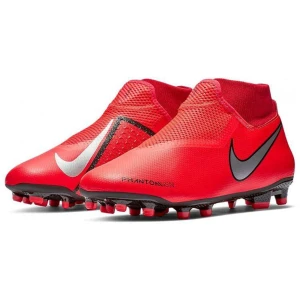 Nike Phantom Vision röda fotbollsskor - Säljer ett par Nike Phantom Vision fotbollsskor i en riktigt snygg röd färg med silverfärgade swoosh-detaljer. Skorna har snörning, meshpaneler för bra ventilation och dobbar för gräsplan. Perfekta för dig som vill sticka ut på planen!